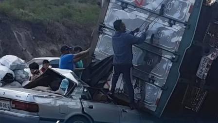 Así quedó el vehículo tras ser aplastado por el camión.