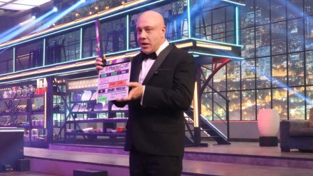 El chef Jorge Rausch marca el inicio de la grabación en la final de MasterChef Celebrity Ecuador.