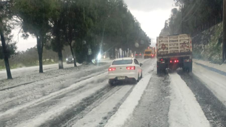 Granizada en la av. Simón Boívar en el sur de Quito.