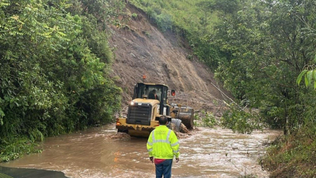 Las lluvias provocaron deslizamientos de tierra en la vía a Pacto.