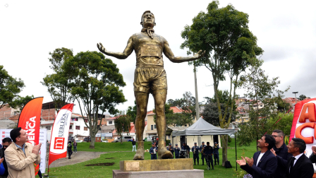 En la mañana de hoy en el parque de Miraflores el alcalde de Cuenca Cristhian Zamora junto al marchista y doble medallista olímpico Daniel Pintado, fue develado oficialmente el monumento al campeón olimpico en Cuenca.