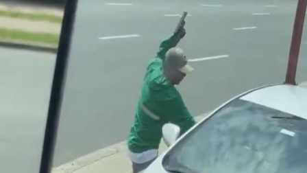 Un conductor fue víctima de violento asalto mientras esperaba en un semáforo en rojo.