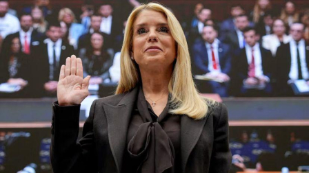 Pam Bondi presta juramento antes de testificar en una audiencia de una comisión judicial de la Cámara de Representantes, en Washington el pasado 11 de febrero.