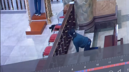 Un hombre robó las pertenencias de una mujer dentro de la iglesia.