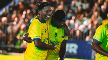 El astro brasileño Ronaldo de Assis Moreira en uno de los partidos con las leyendas de Brasil.