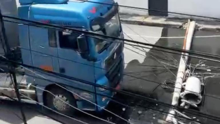 Tráiler que se impactó contra tendido eléctrico generó cortes de luz.