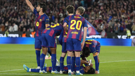 El delantero del FC Barcelona Lamine Yamal se lesiona durante el partido de la jornada 33 de LaLiga que FC Barcelona y Celta de Vigo.