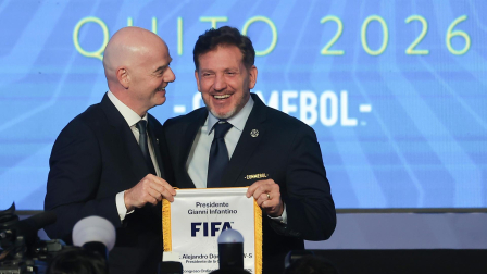 El presidente de la FIFA, Gianni Infantino (i), y el presidente de la Conmebol, Alejandro Domínguez, reaccionan en el 82.º Congreso Ordinario este jueves, en Quito (Ecuador).