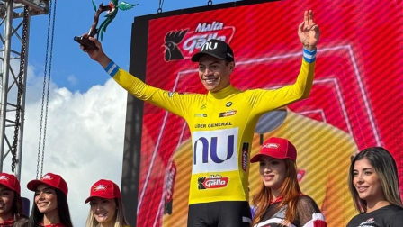 El ciclista colombiano Cristian Muñoz festeja en la vuelta a Guatemala 2025.