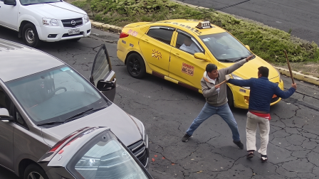 Dos conductores protagonizaron una pelea en media calle en Quito.