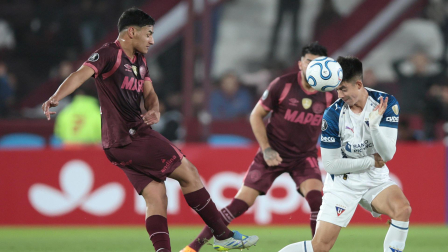 AME7358. LANÚS (ARGENTINA), 28/04/2026.- Tomas Guidara (i) de Lanús disputa un balón con Gabriel Villamíl de Liga de Quito este martes, en un partido de la fase de grupos de la Copa Libertadores entre Lanús y Liga de Quito en el Estadio Ciudad de Lanús, en Lanús (Argentina). EFE/ Adán González