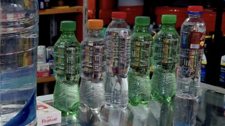 Botellas de plástico con licor.