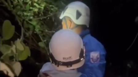 Niño rescatado por personal de emergencias.