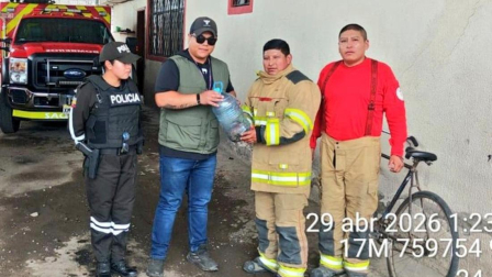 Una serpiente fue encontrada en un centro de reciclaje en Saquisilí.