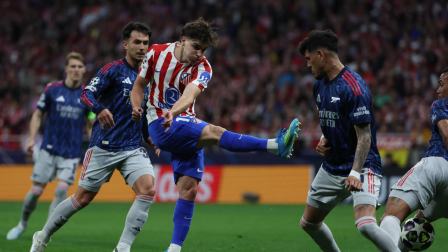 El delantero del Atlético Julián Álvarez dispara a puerta durante el partido de ida de las semifinales de la Liga de Campeones que Atlético de Madrid y Arsenal.
