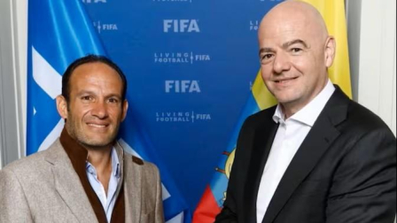 Francisco Egas, presidente de la FEF, y Gianni Infantino, presidente de la FIFA.