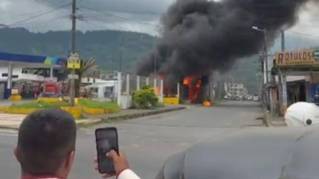 Un incendio estructural se registró la noche de este jueves en una gasolinera en La Maná.