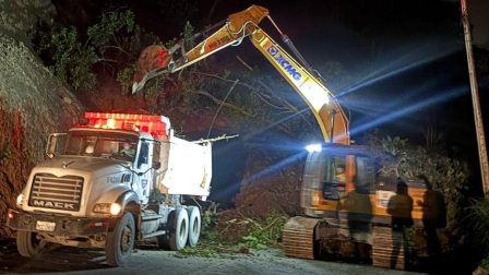 Un deslizamiento de tierra en la vía Balbanera - Pallatanga - Cumandá ocacionó el cierre de la vía.