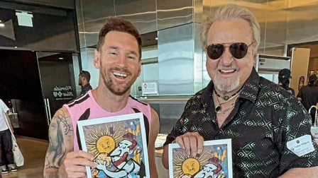 Lionel Messi y Carlos Villagrán posan junto a una caricatura del futbolista argentino.