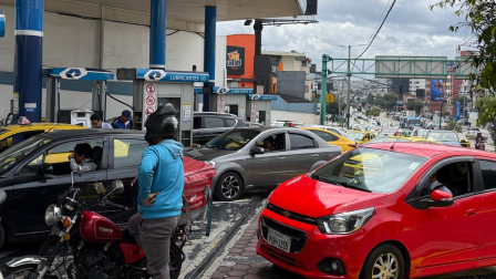Largas filas de vehículos se registraron en las gasolineras de Quito.
