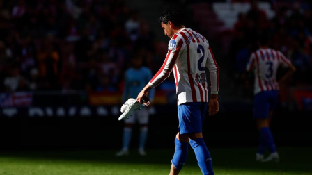 El defensa uruguayo del Atlético de Madrid José María Giménez abandona el terreno de juego tras lesionarse durante el partido de LaLiga entre el Atlético de Madrid y el Celta.