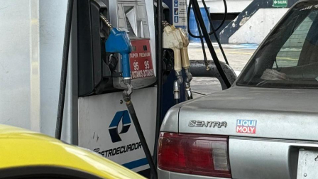 La escasez de gasolina ha ocasionado largas filas de vehículos en Quito y Guayaquil.