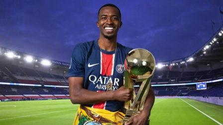 El ecuatoriano Willian Pacho con uno de sus títulos