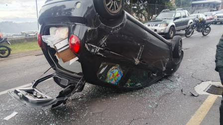 Un vehículo se volcó en la av. Mariscal Sucre, en el norte de Quito, la tarde de este lunes 18 de mayo de 2026.