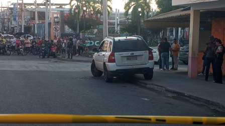 Escena del doble crimen en el centro de Manta, provincia de Manabí, este 22 de mayo de 2026 a pocos metros de la Fiscalía.