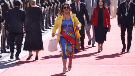 Una mujer vestida de bandera del Ecuador se viralizó en redes sociales, durante el Informe a la Nación