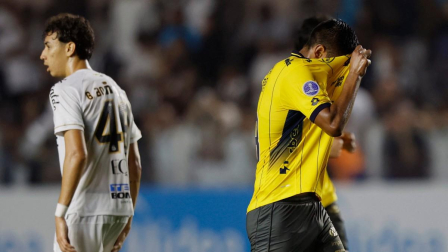El defensa argentino #28 del Deportivo Cuenca, Patricio Boolsen (R), reacciona durante el partido de fútbol de la fase de grupos de la Copa Sudamericana entre el Santos de Brasil y el Deportivo Cuenca de Ecuador en el estadio Urbano Caldeira de Santos, estado de Sao Paulo, Brasil, el 26 de mayo de 2026. (