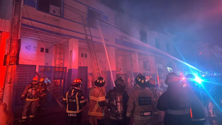 Los bomberos de Guayaquil sofocaron las llamas en una bodega que se incendió en la madrugada.