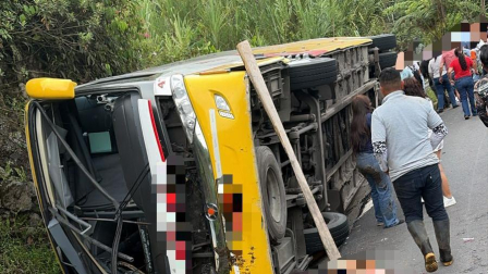 Un bus de transporte público se volcó en en sector Bajada del Tigre en la vía Y de Narupa-Loreto.