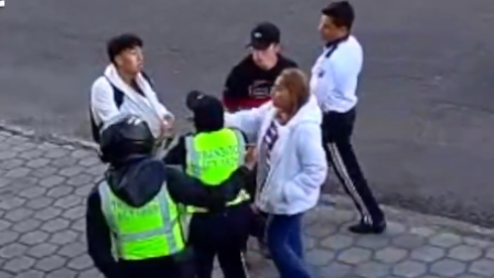 Agentes de tránsito forcejearon con un joven tras un choque en el norte de Quito.