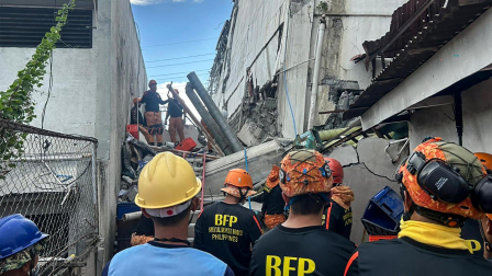 Equipos de socorro trabajan parar localizar a víctimas atrapadas en edificios colapsados.