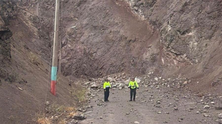 Un tráiler con un material pétreo quedó atrapado tras un deslizamiento de tierra en la vía Girón-Pasaje en Azuay.