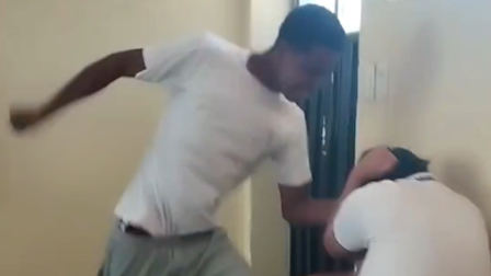 Un video de un estudiante captado golpeando a otro fue difundido en redes sociales.