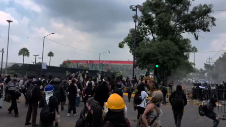 Manifestantes y policías se enfrentan en los exteriores del estadio Azteca.