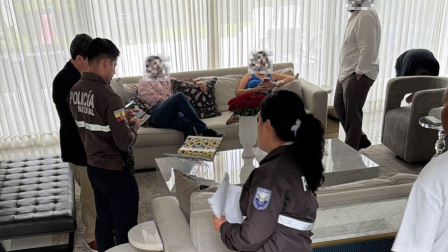 Personal de la Policía Nacional y funcionarios de Inmobiliar llegaron a la vivienda de Aquiles Alvarez, donde se encuentra su esposa.