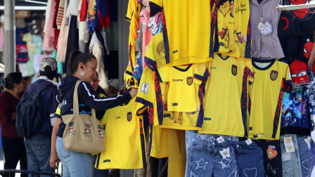 El comercio de camisetas y banderas opera con máxima intensidad en locales en Ecuador