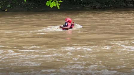 Los bomberos de Quinindé hallaron el cuerpo de padre e hijo que naufragaron en una embarcación artesanal.
