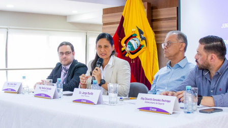 La representante legal temporal del COE, Noelia Caicedo Coello, en la conferencia de prensa