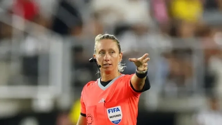 Tori Penso, primera mujer en dirigir un partido del Mundial 2026.