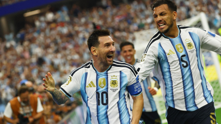 Lionel Messi celebra el segundo gol a Austria, junto a él Leandro Paredes.