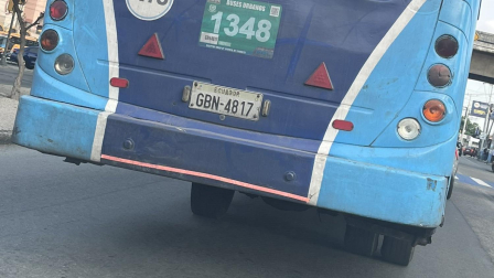 Un bus fue captado mientras circulaba sin una llanta en la parte posterior.