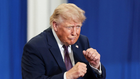 Donald Trump, gesticula mientras pronuncia un discurso durante una visita a una planta de ensamblaje de Mack Trucks en Macungie, Pensilvania, EE. UU., el 23 de junio de 2026.