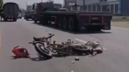 Un motociclista murió atropellado y un hombre robó su celular.