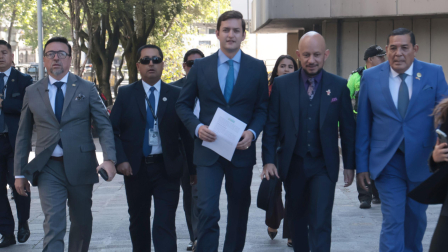 El asambleísta Esteban Torres junto a su bancada de ADN acudieron a entregar información en el caso PROGEN en la Fiscalía General.
