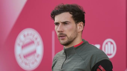 Jugador alemán Leon Goretzka sube por error al bus de Ecuador