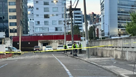 Policía Nacional realiza un procedimiento policial en la av. Eloy Alfaro y San Salvador,en el norte de Quito.